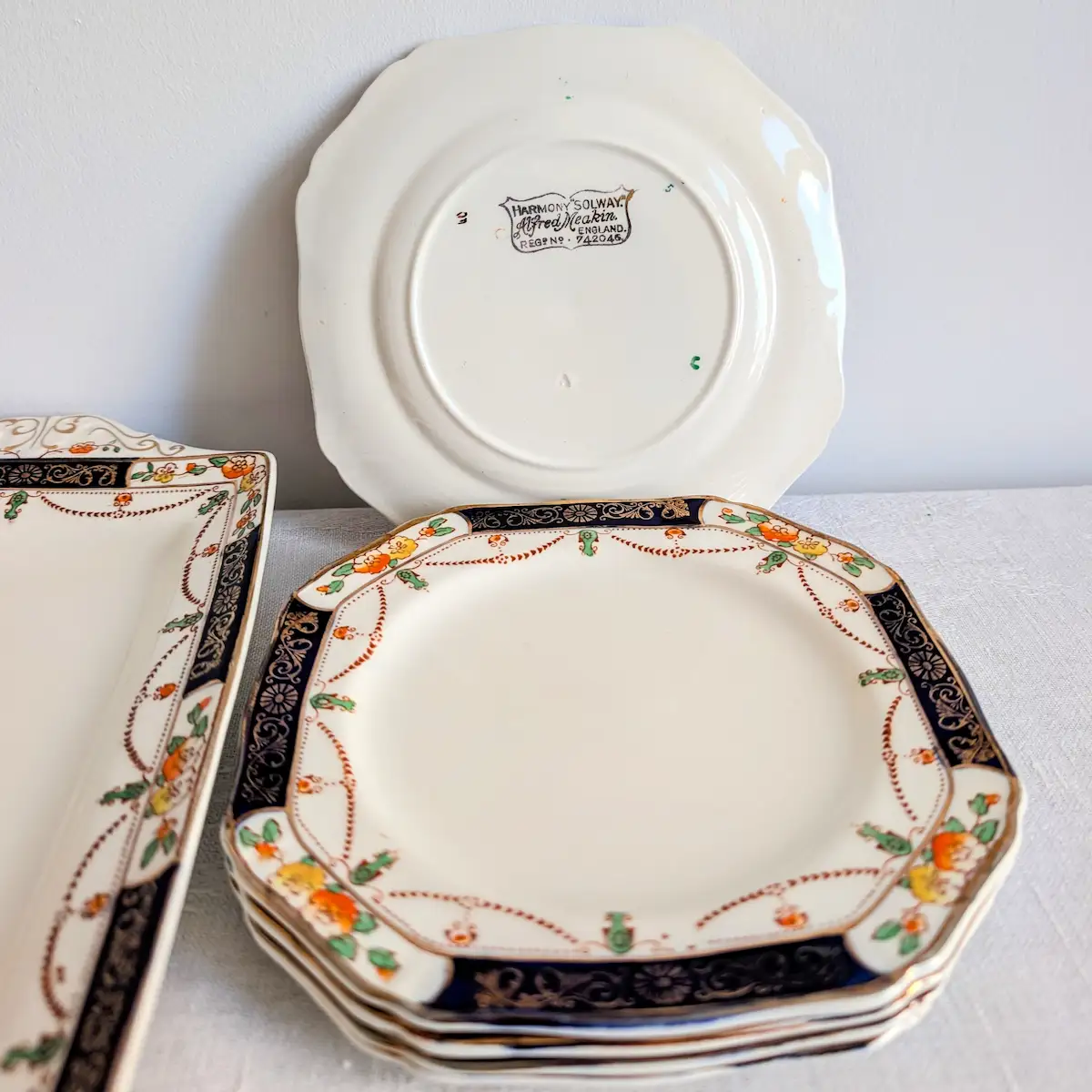 Tampon de manufacture Alfred Meakin England sur le revers d'une assiette