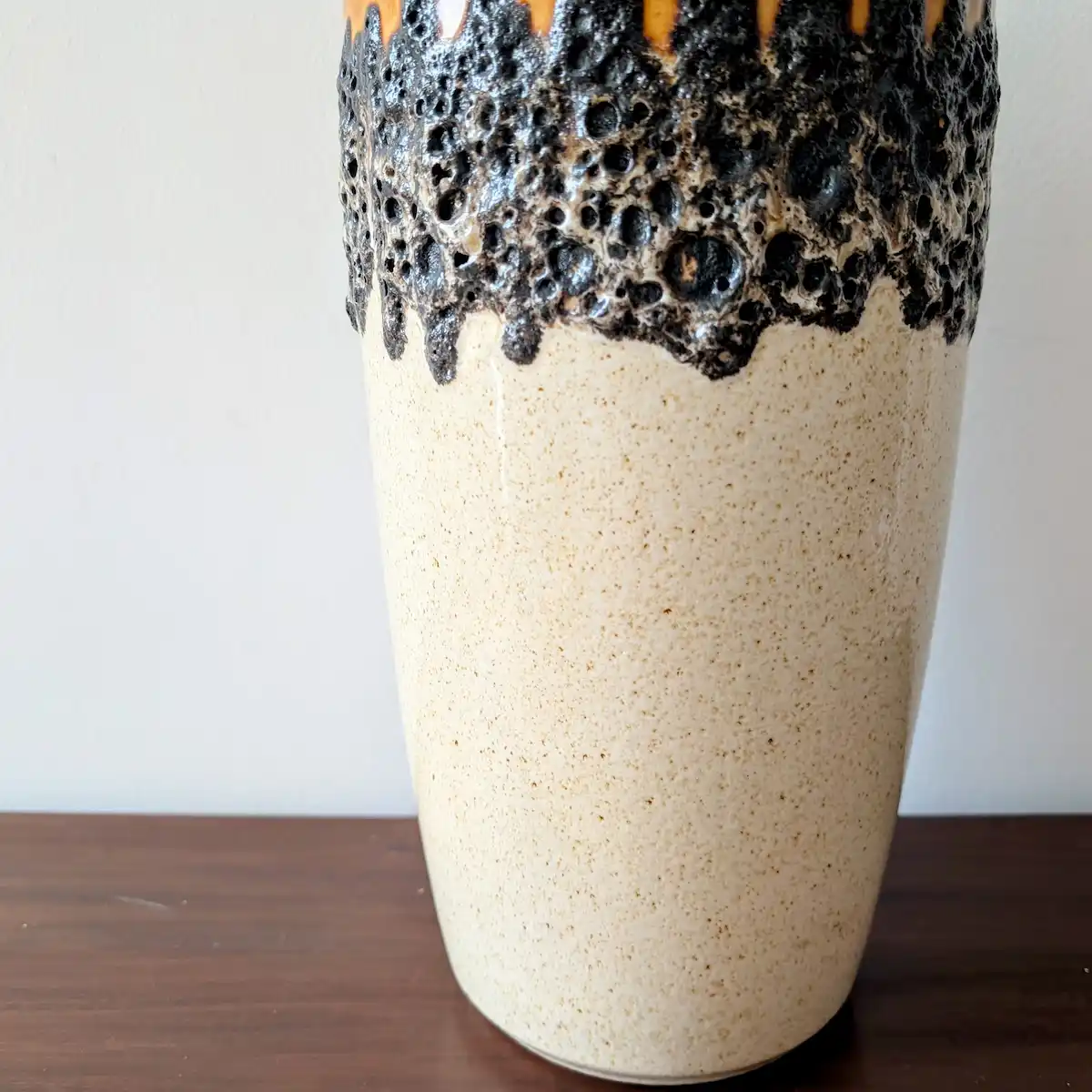 Texture du corps en céramique beige moucheté du vase vintage ouest-allemand