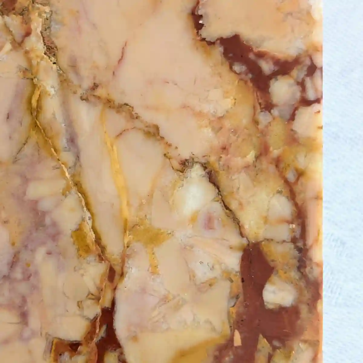 Texture et veinage naturel du socle en marbre rose veiné