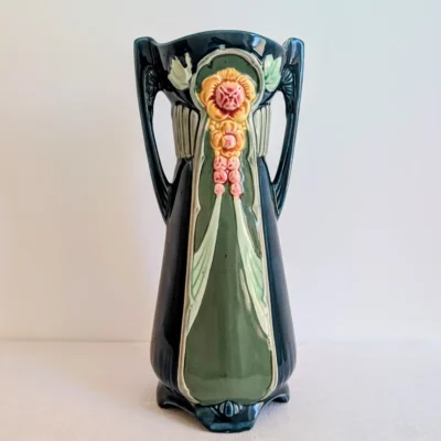 Vase ancien de style Art nouveau en céramique émaillée à anses ajourées et décor floral