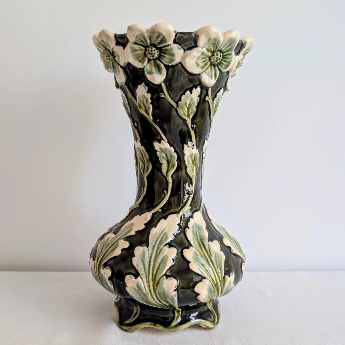 Vase Art Nouveau signé Gustave De Bruyn faïence émaillée