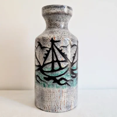 Vase en céramique Saint-Clément avec décor de voiliers années 1950