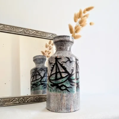 Vase en céramique Saint-Clément devant un miroir ancien