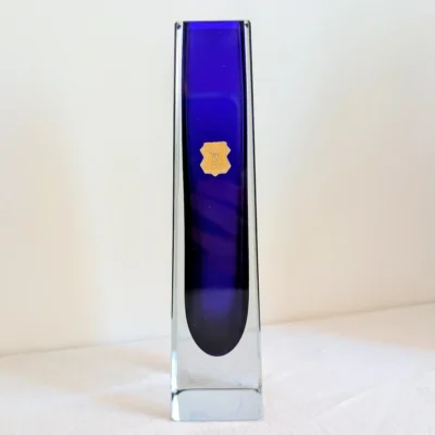 Vase en cristal bleu cobalt VEB Kunst-Glas Wasungen des années 1970 de face