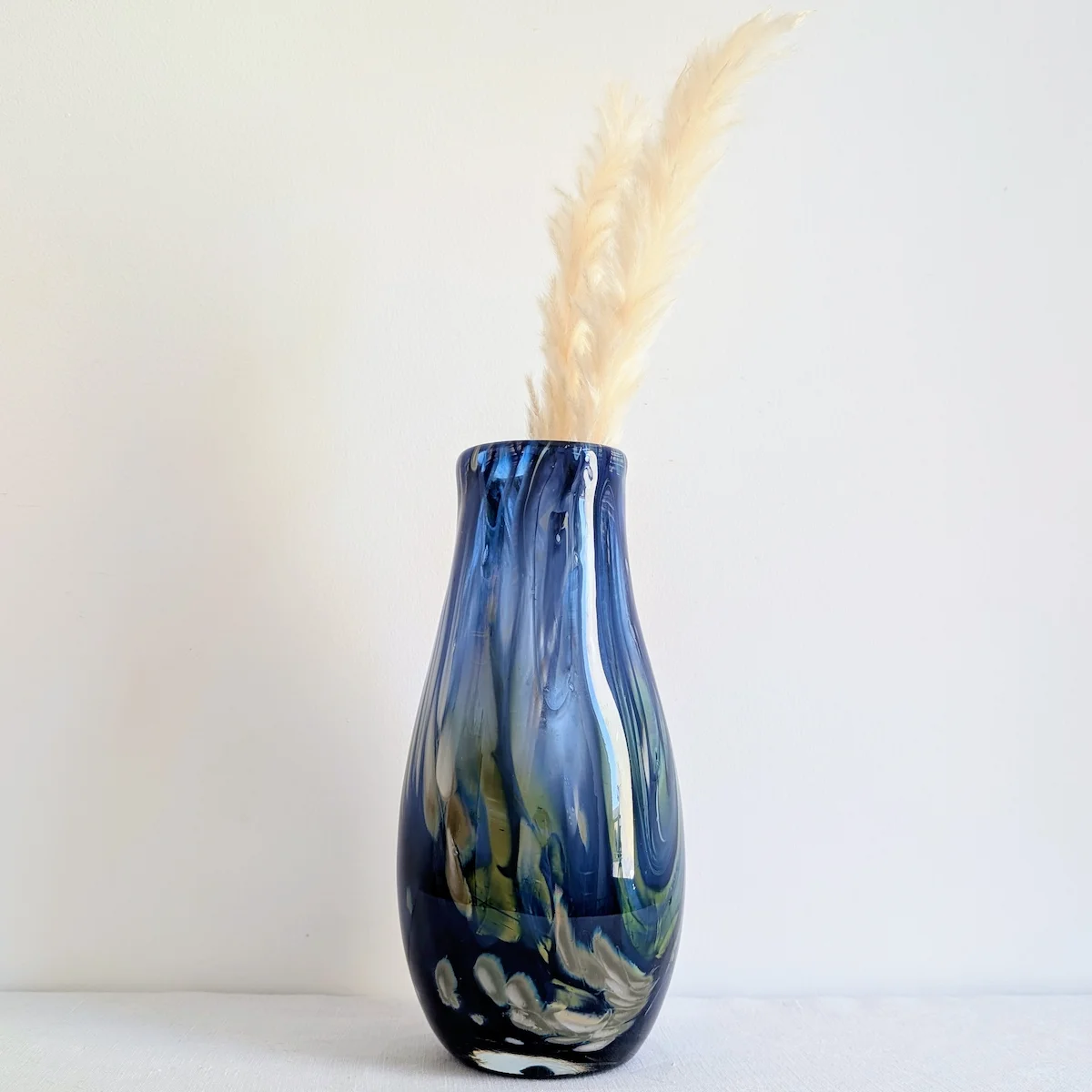 Vase design vintage garni de tiges séchées naturelles