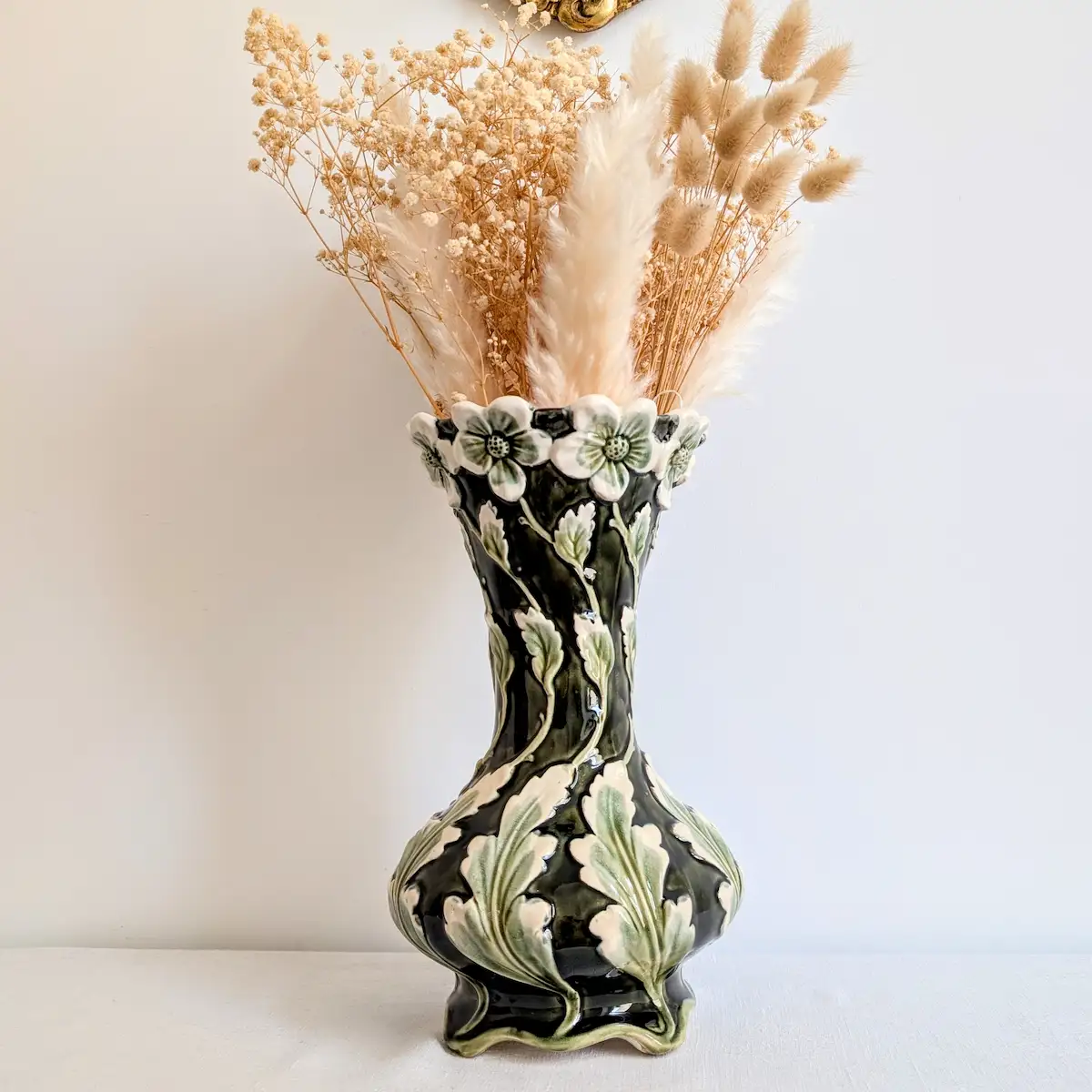 Vase barbotine Art Nouveau avec bouquet de fleurs séchées