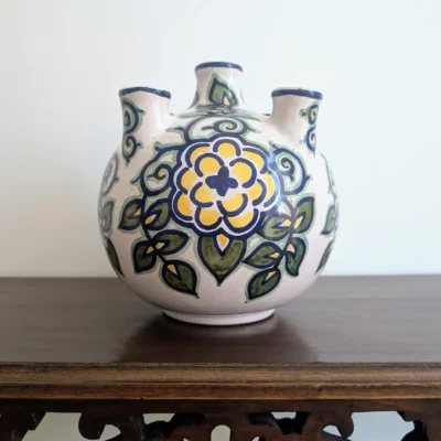 Vase pique-fleurs Orchies en faïence vu de face