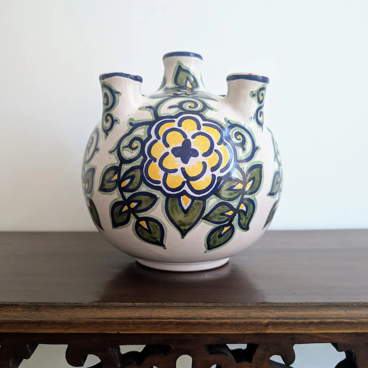 Vase pique-fleurs Orchies en faïence vu de face