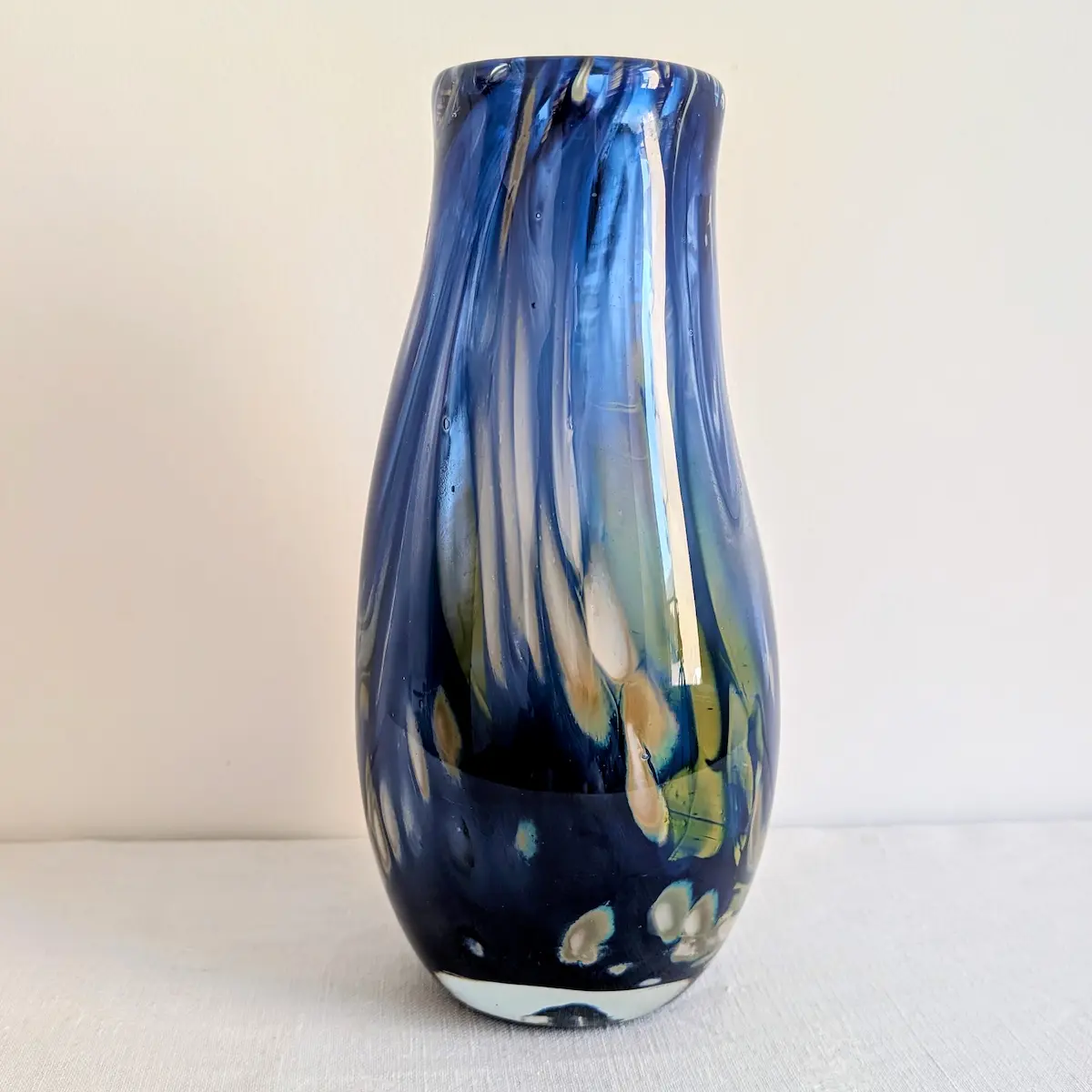 Vase en verre soufflé polychrome aux inclusions de bulles
