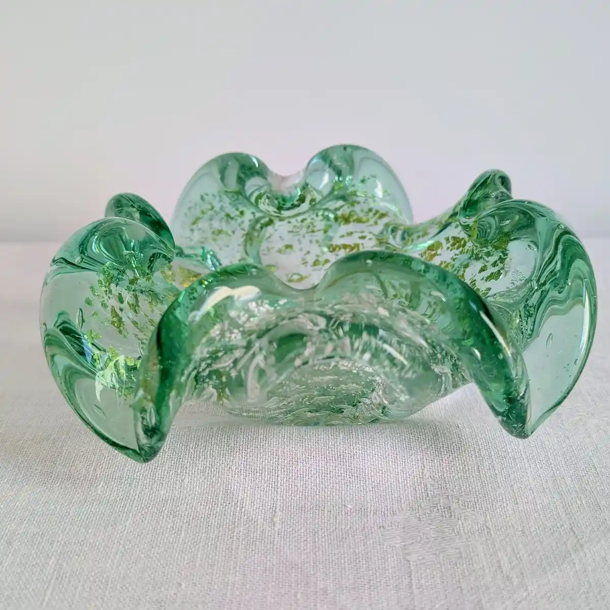 Détail inclusions paillettes or et argent dans verre soufflé Murano