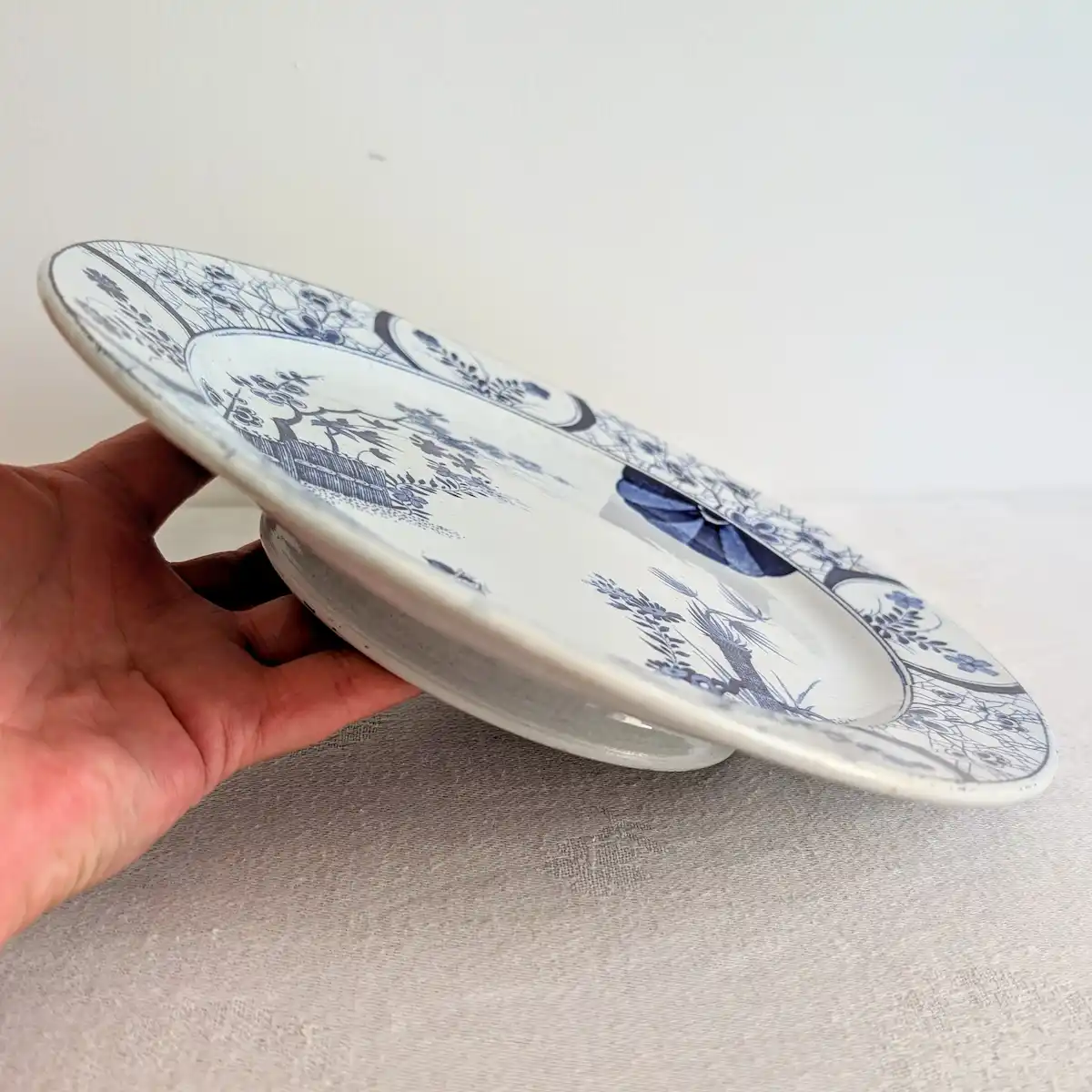Profil de l'assiette montée en faïence montrant le petit pied annulaire de 3 cm de hauteur