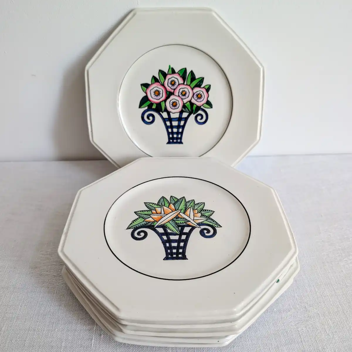 Lot de 7 assiettes dessert Longwy faïence octogonales à décors floraux polychromes Art déco