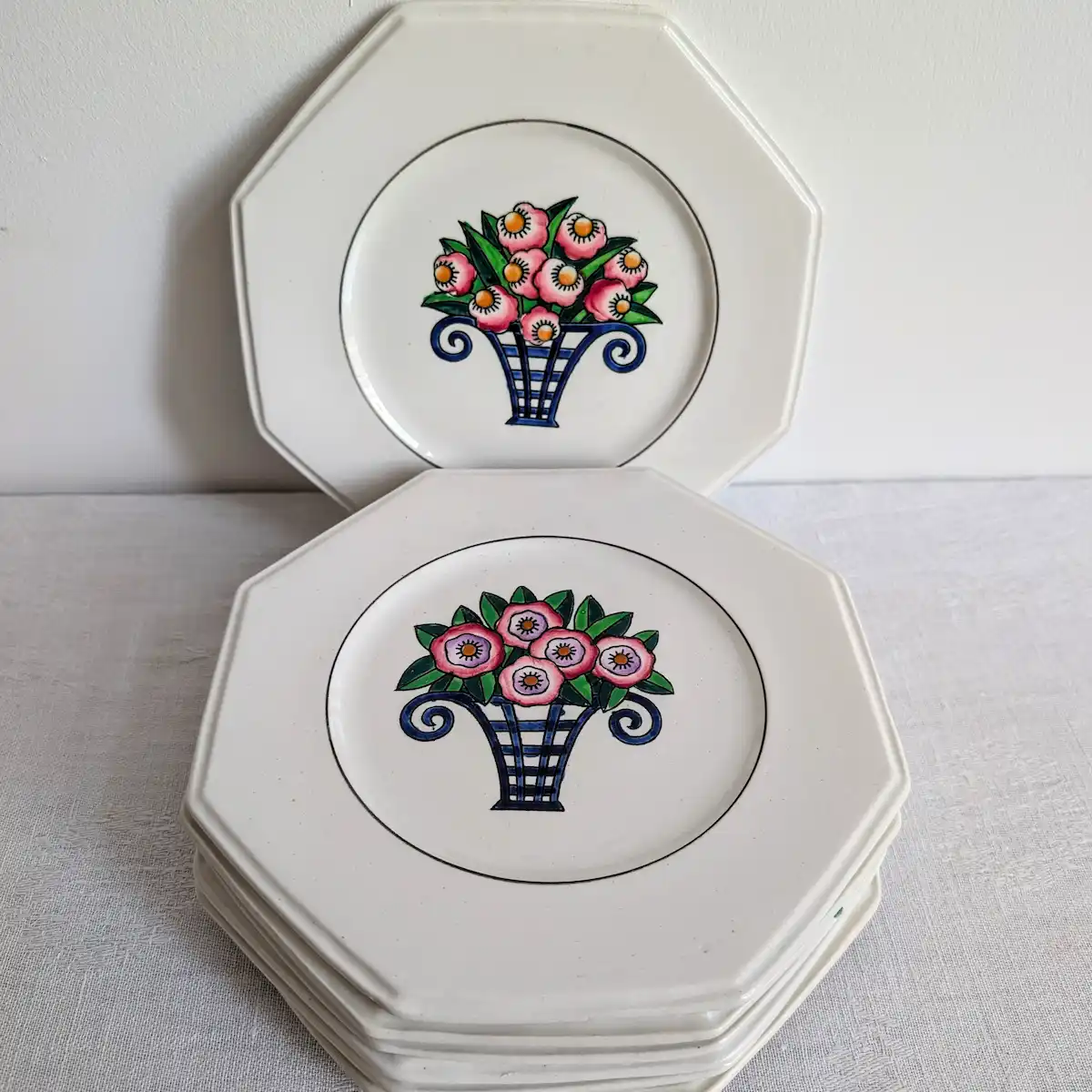 Assiettes dessert Longwy faïence avec corbeille de fleurs roses et parme Art déco