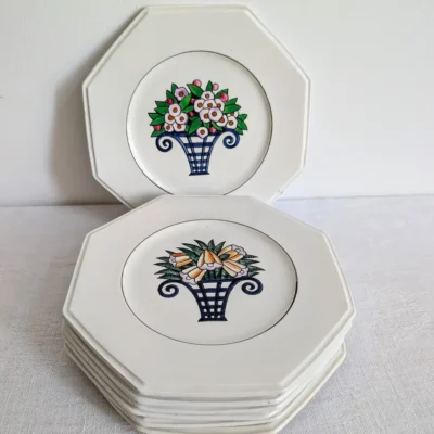 Deux assiettes dessert Longwy faïence octogonales montrant les variations de bouquets fleuris