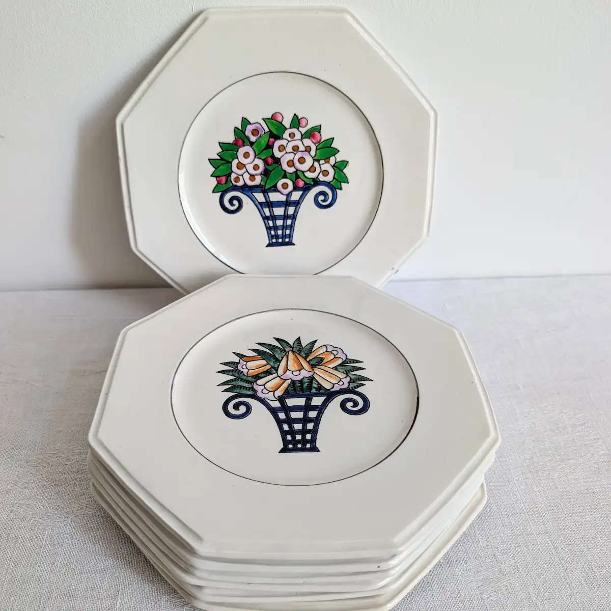 Deux assiettes dessert Longwy faïence octogonales montrant les variations de bouquets fleuris