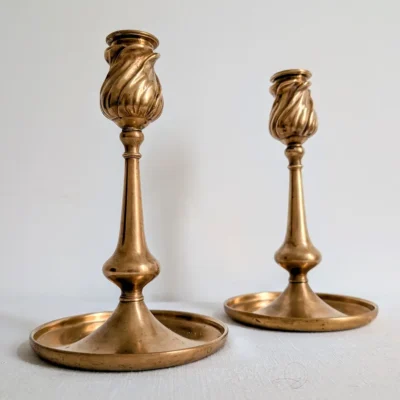 Paire de bougeoirs 1900 en laiton coulé avec base cuvette et binet floral torsadé