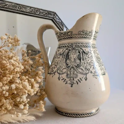 Broc de toilette ancien détourné en vase avec bouquet de fleurs séchées sur console