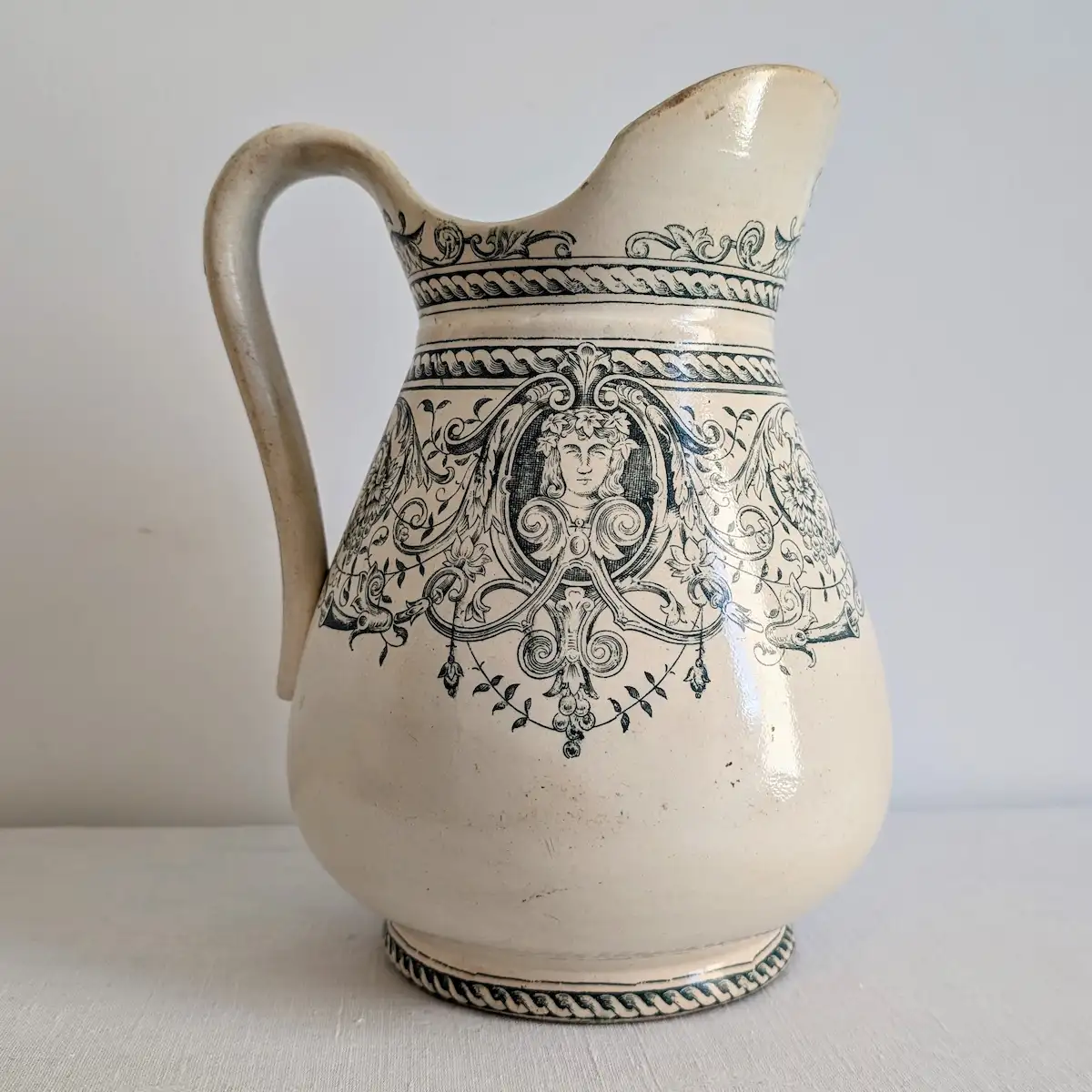 Broc de toilette ancien en faïence fine à décor vert imprimé Jacobi Adler vers 1880