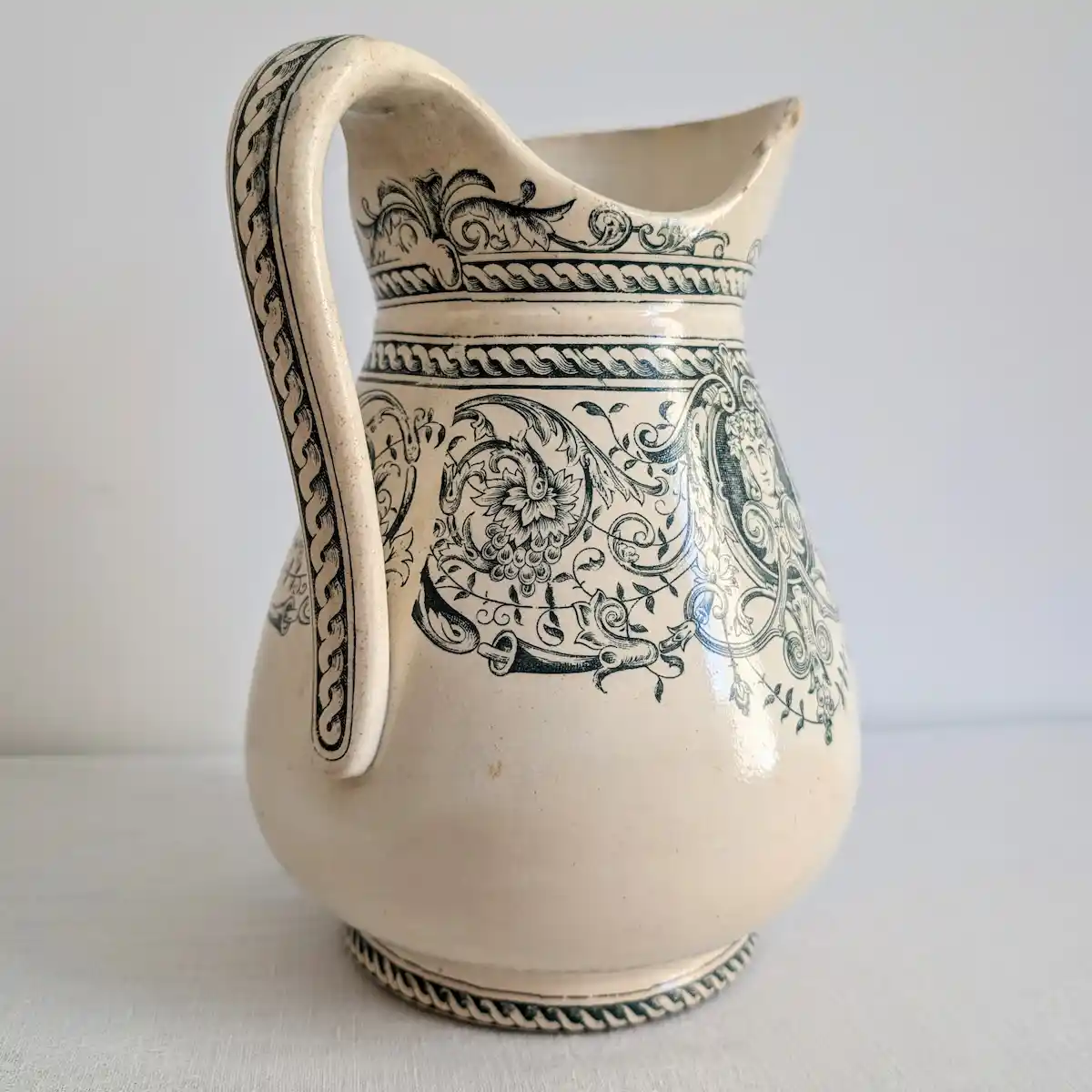 Détail de l anse et du motif imprimé sous glaçure du broc de toilette ancien Ida