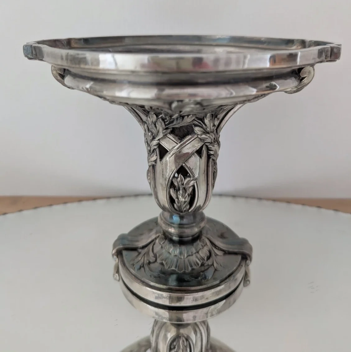 Coupe de centre de table en métal argenté orfèvrerie Gallia par Christofle sur plateau miroir