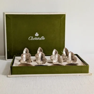 Boîte verte d'origine contenant huit porte-bristols Christofle en métal argenté