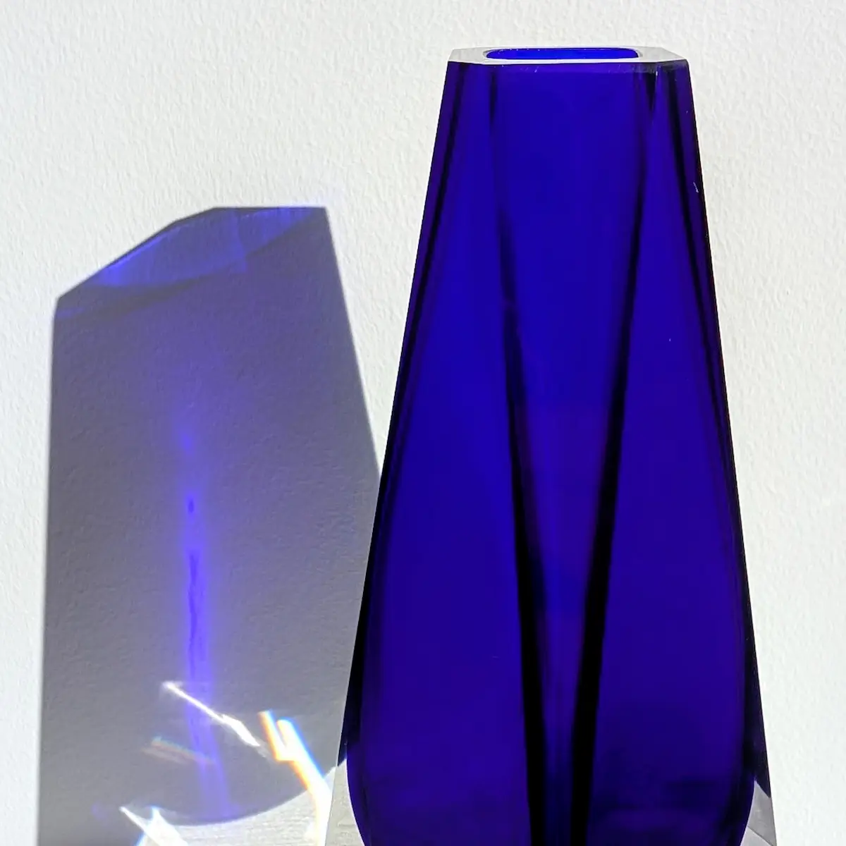 Partie supérieure et culot du vase en verre bleu cobalt à contre-jour