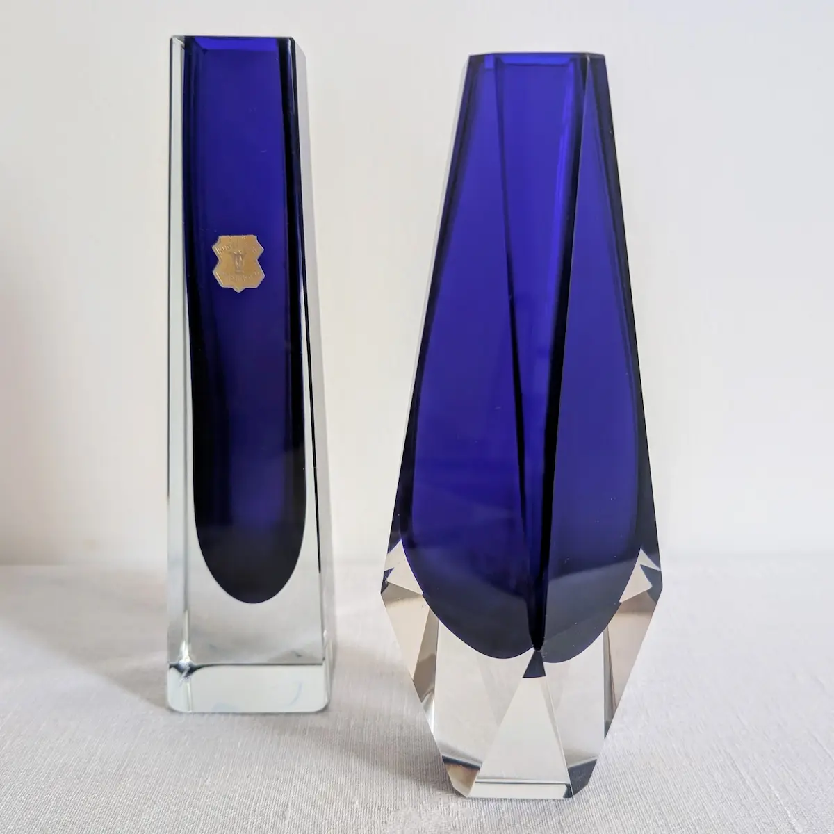 Présentation comparative du vase vintage en verre bleu cobalt