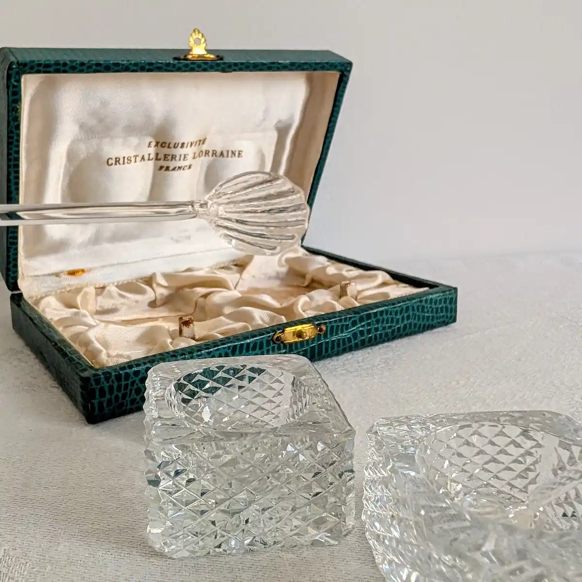 Détail de la cuillère en verre soufflé et des motifs ciselés du saleron en cristal