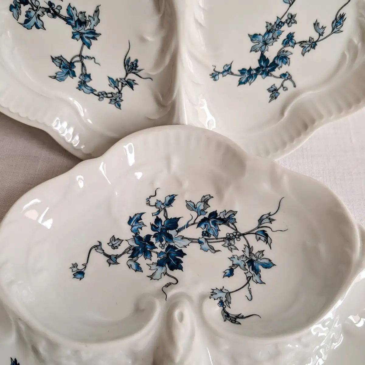 Gros plan du décor végétal bleu cobalt imprimé sur la porcelaine de Limoges Bernardaud