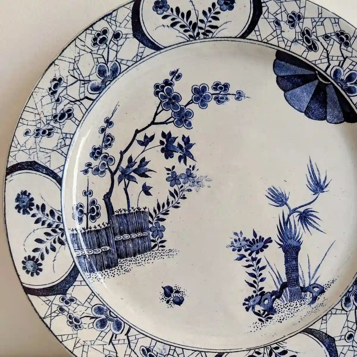 Détail des motifs botaniques et branches fleuries imprimés bleu cobalt sous couverte