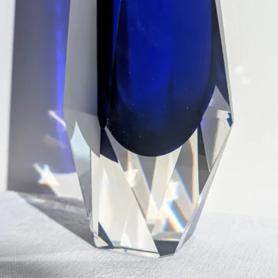 Détail de la base en verre incolore taillée à pans coupés
