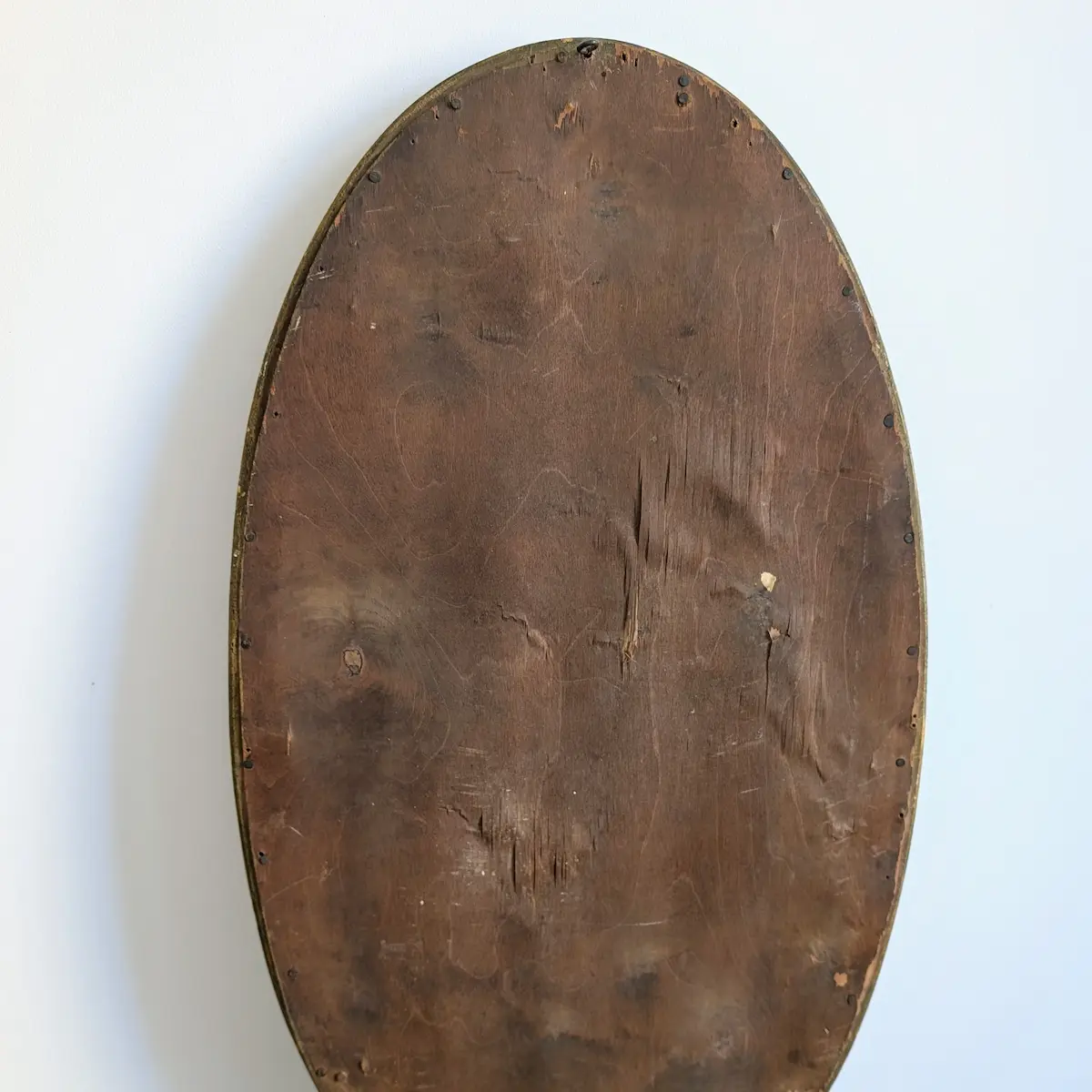 Revers en panneau de bois ancien cloué du miroir ovale de coiffeuse