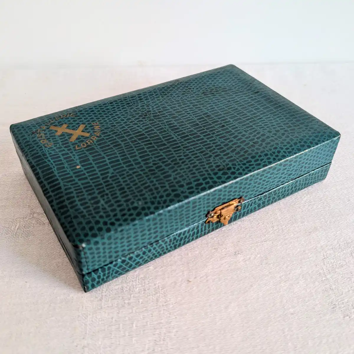 Coffret fermé en maroquin vert façon lézard de la Cristallerie Lorraine