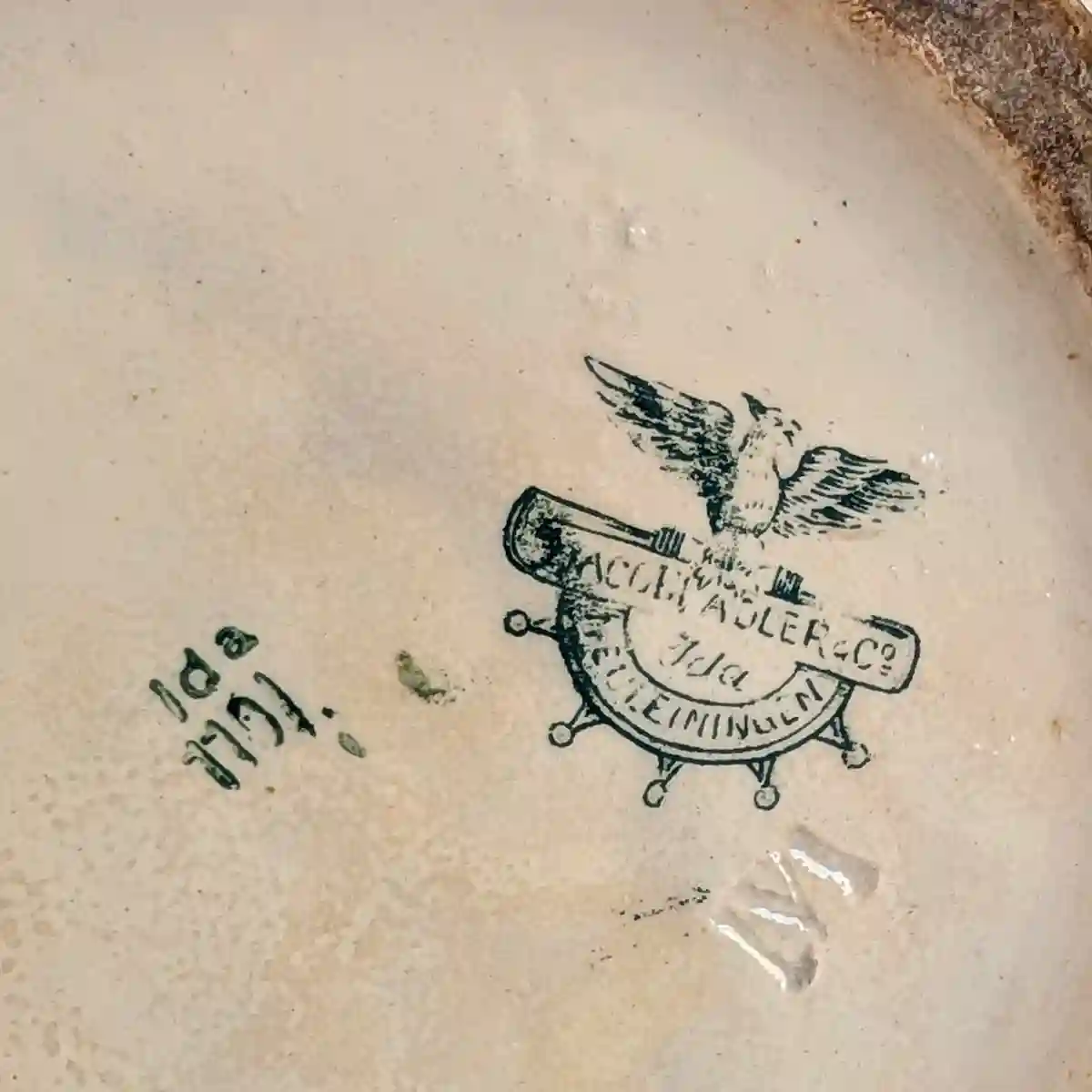 Estampille sous la base du broc de toilette Jacobi Adler Neuleiningen modèle Ida