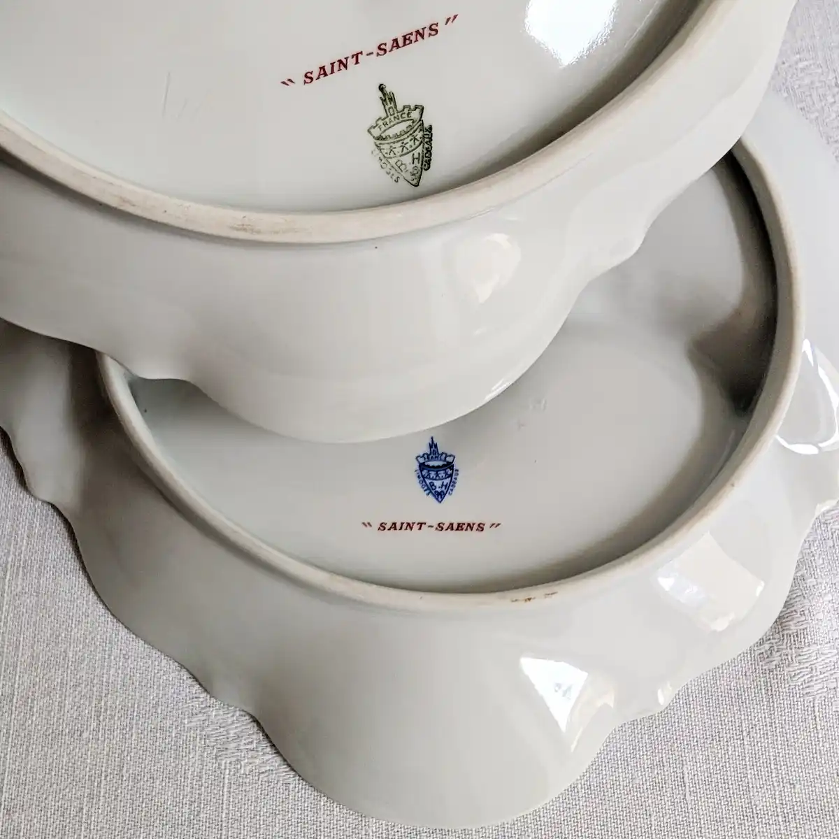 Tampon d'authenticité de la manufacture Bernardaud Limoges et mention Saint Saens au revers