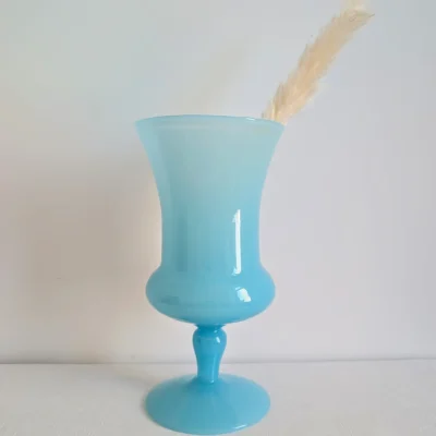 Grand vase en verre opalin bleu garni d une tige de pampa séchée