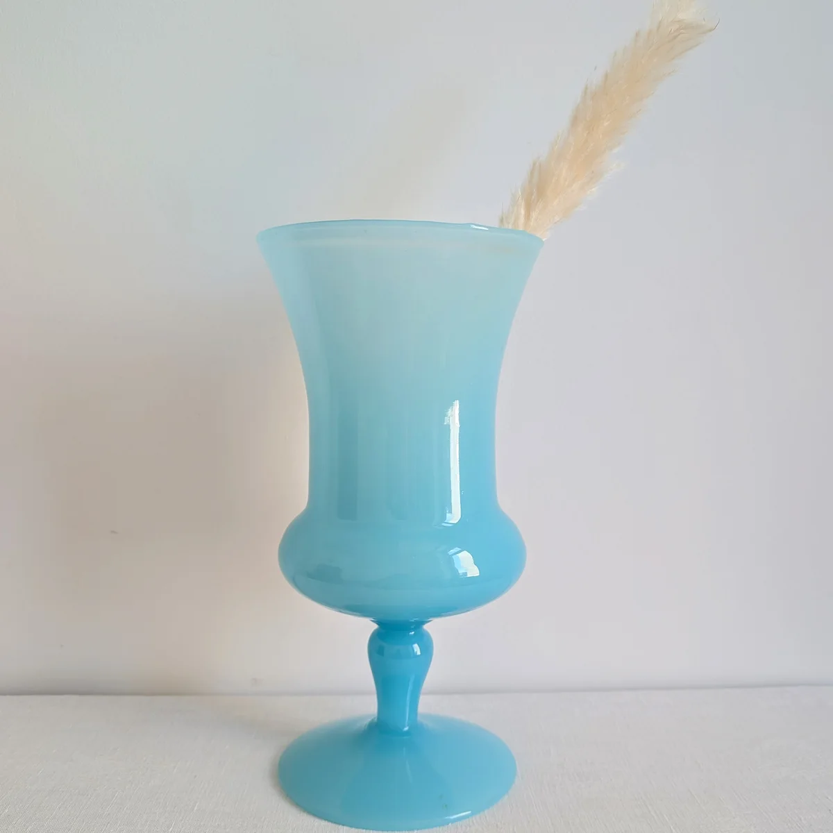 Grand vase en verre opalin bleu garni d une tige de pampa séchée