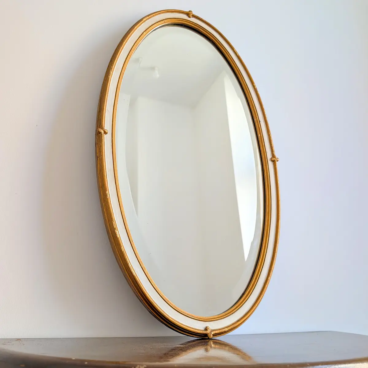 Vue en angle du verre biseauté ancien et patine du miroir de coiffeuse