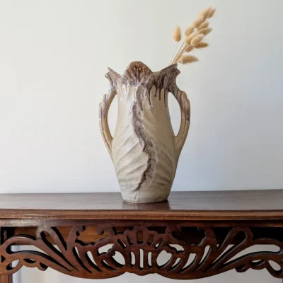 Vase en céramique de Vallauris posé sur une console en bois sculpté