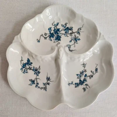 Plat compartimenté lobé en porcelaine de Limoges à décor de feuille de vigne bleue