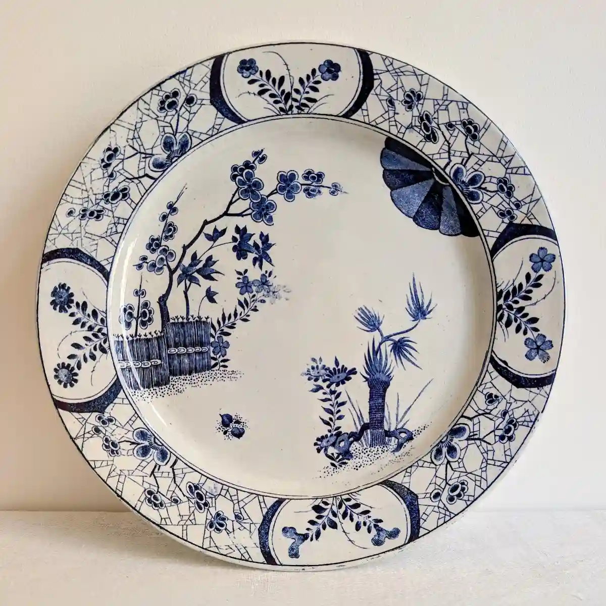 Plat sur pied en faïence fine Creil et Montereau modèle Japon décor bleu et blanc
