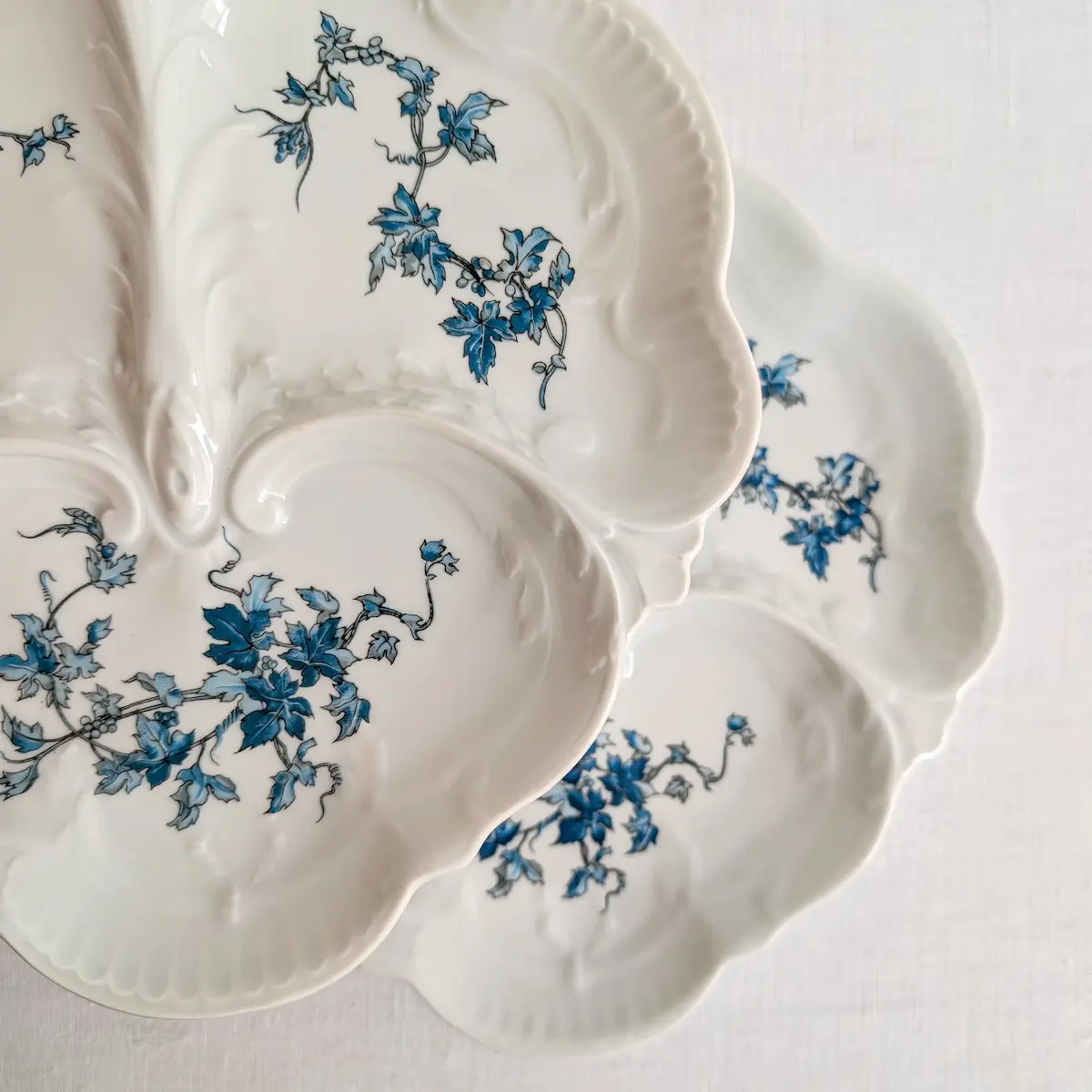 Détail de la bordure ondulée sculptée en porcelaine dure blanche Bernardaud