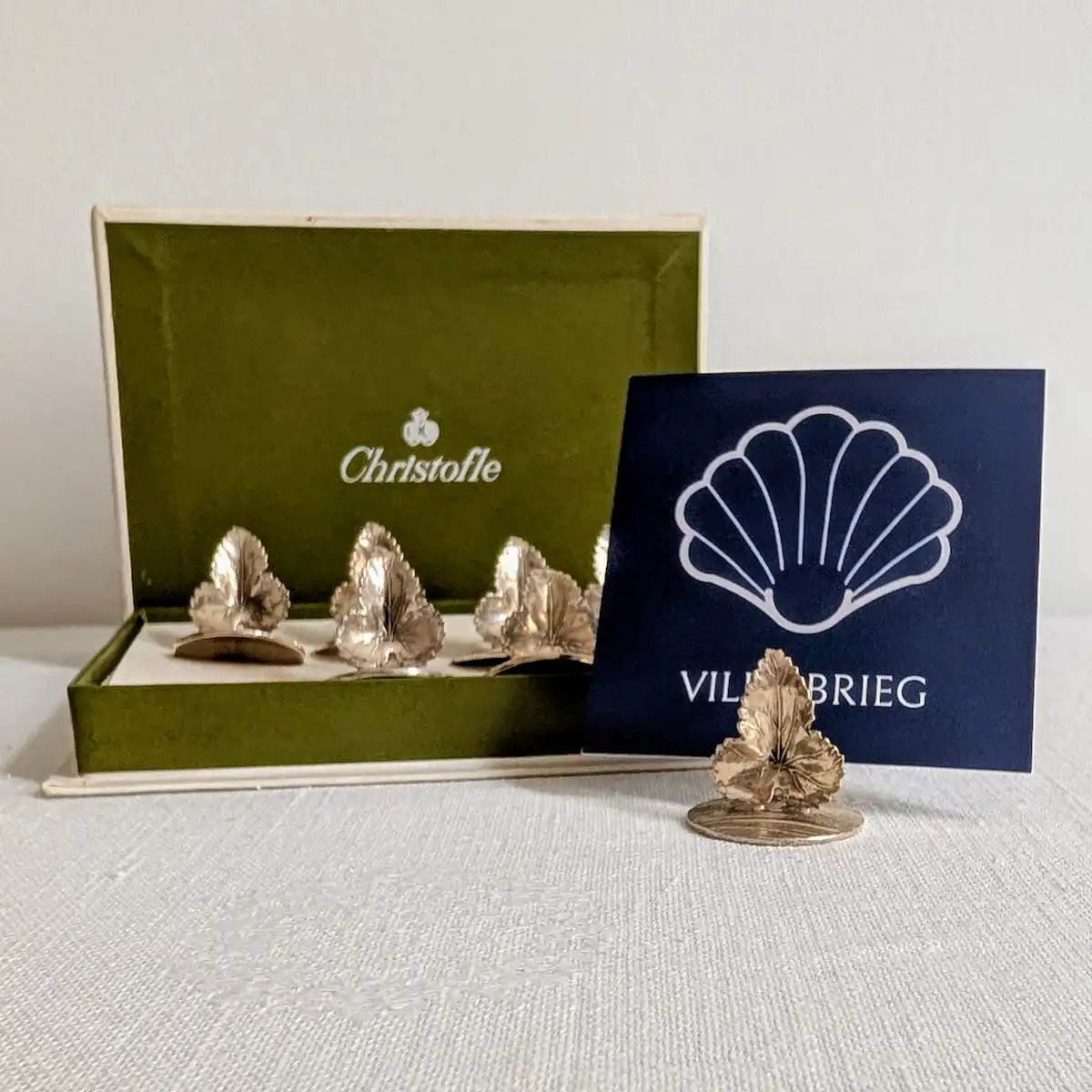 Huit porte-bristols Christofle modèle Feuille en métal argenté avec coffret