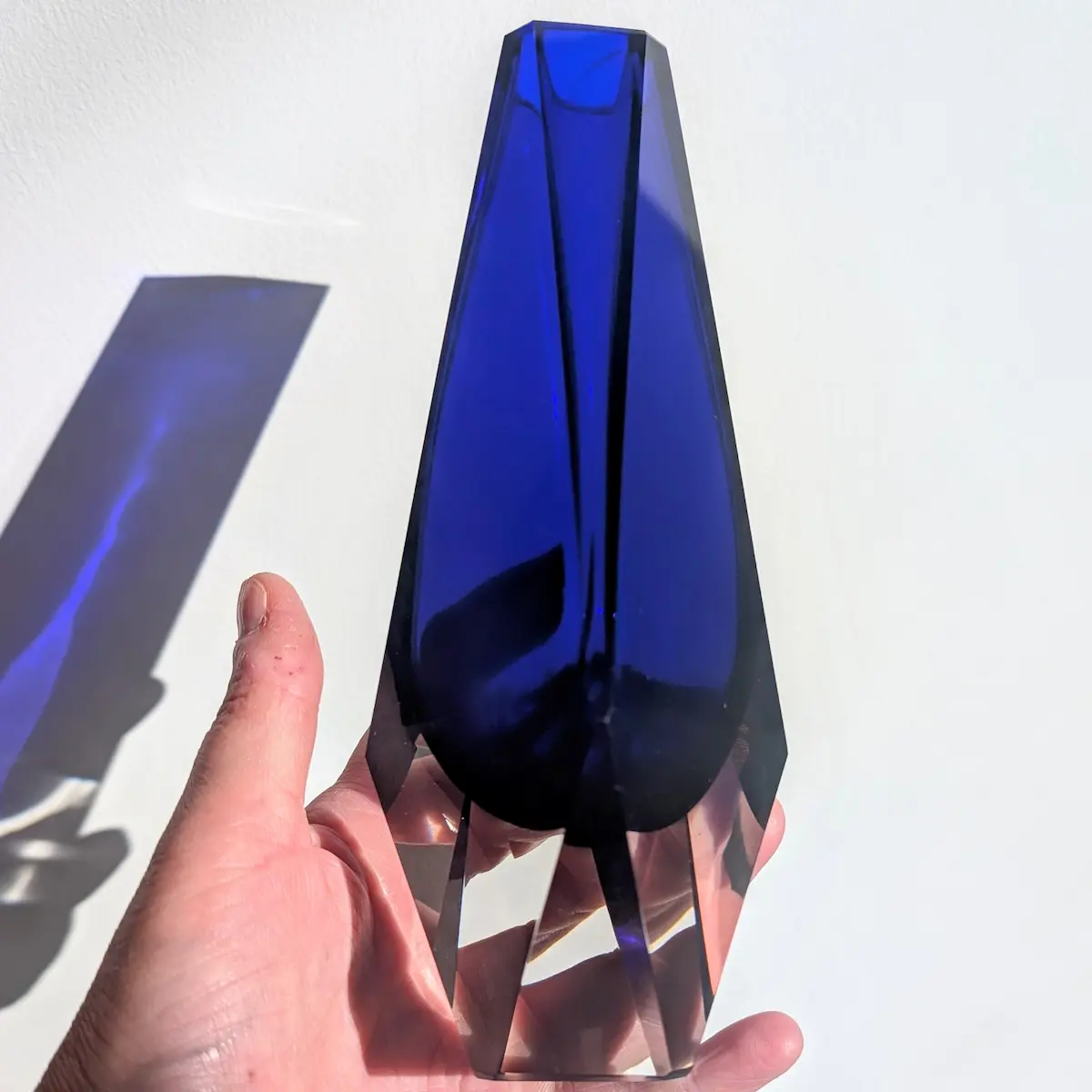 Prise en main du vase vintage en verre bleu cobalt de 19 cm
