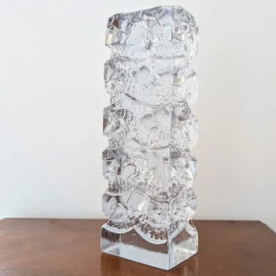 Prise en main d'une sculpture vintage en verre massif moule attribuee a Kurt Wokan pour Ingrid Glas