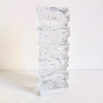 Vue frontale de la sculpture rectangulaire en verre glace massif relief brutaliste annees 1970