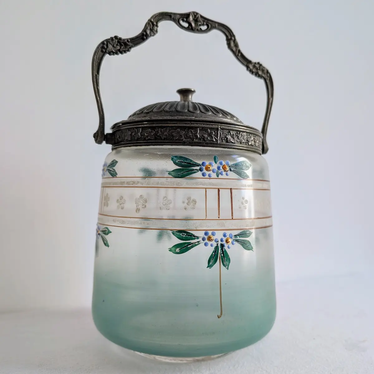 Verre dégradé vert d'eau opalescent et frise émaillée sur verrerie ancienne