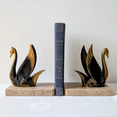 Serre-livres anciens représentant des cygnes stylisés avec ailes dressées et socles en marbre veiné