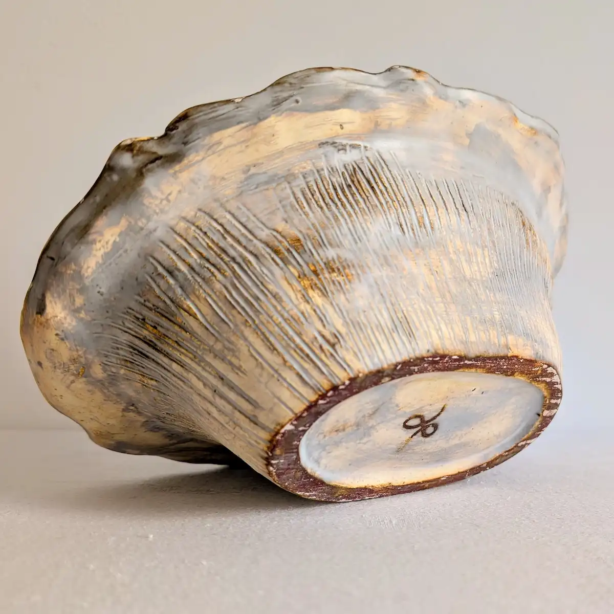 Signature incisée sous la base de la bouquetière en céramique