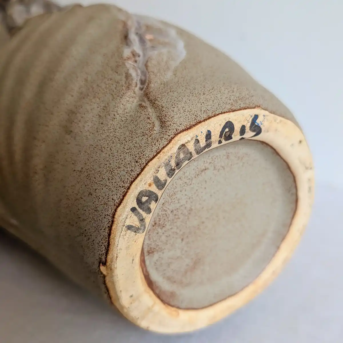 Signature manuscrite originale Vallauris sous la base du vase